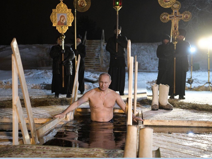 غسل تعمید پوتین در دریاچه یخ‌زده